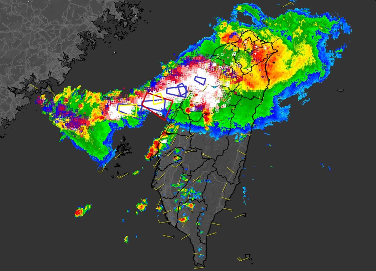 ▲台灣今早上空竟然有如「暴鯉龍」的雲系出現？彭啟明解釋其成因與帶來的影響。（圖／彭啟明臉書）