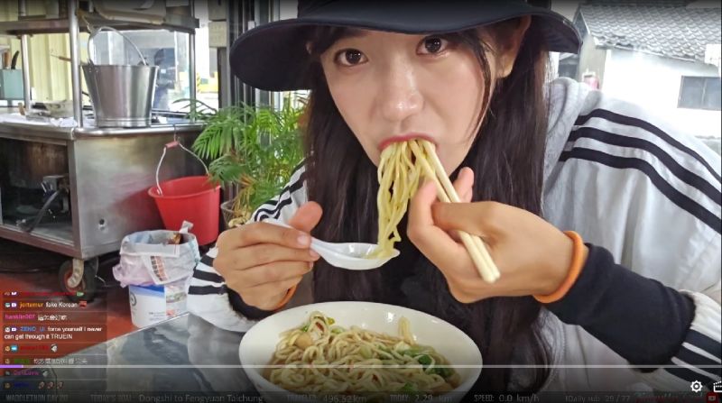 ▲企鵝妹大口品嚐老闆娘親手煮的綜合麵，而且還加了許多辣椒配料。（圖／Jinnytty Twitch）