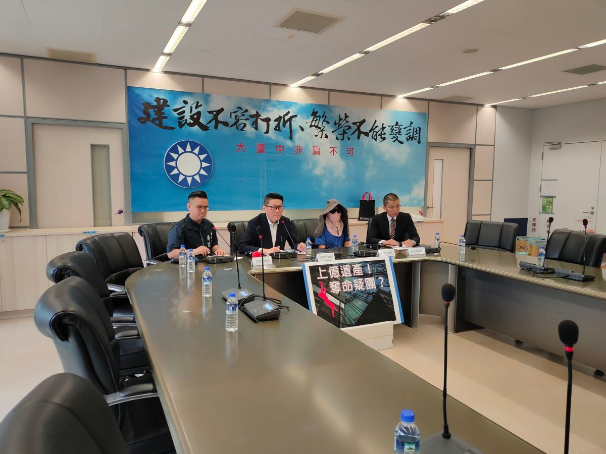 ▲賴生母親在議員賴順仁、黃健豪及律師陪同下，控訴夏男謀財害命(圖／柳榮俊攝2023.5.19)