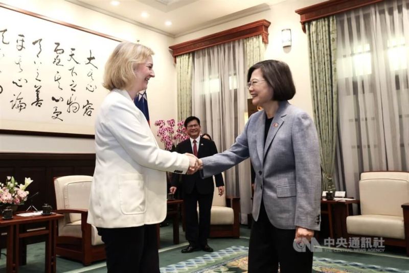 ▲總統蔡英文（右）19日上午在總統府接見前英國首相特拉斯（Liz Truss）（左），兩人握手致意。中央社記者裴禛攝 112年5月19日