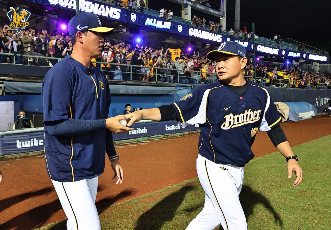 ▲中信兄弟彭政閔總教練把勝利球拿給王建民投手教練。（圖／兄弟提供）