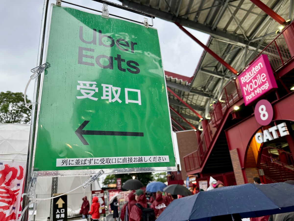 ▲Uber Eats 與日本樂天球場合作推出球場自取，據統計，日北樂天球場內有80多間餐飲店家和Uber Eats 合作，供消費者在App上點餐後自取的商家有將近50間。(圖／記者周淑萍攝)