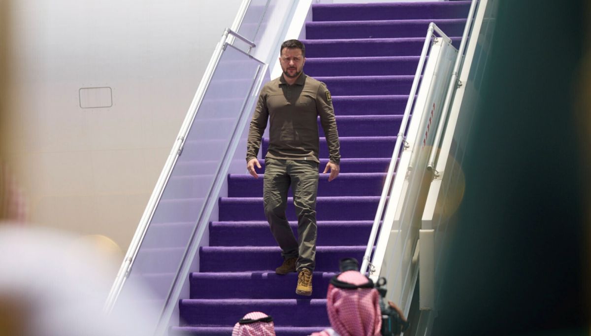 ▲烏克蘭總統澤倫斯基今天凌晨從沙烏地阿拉伯的機場，搭乘法國政府的專機啟程前往日本，預定下午抵達廣島。（圖／美聯社／達志影像）