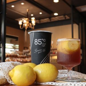 ▲85度C一顆檸檬系列，大杯售價65元；現有「第二杯半價」優惠。（圖／85度C提供）