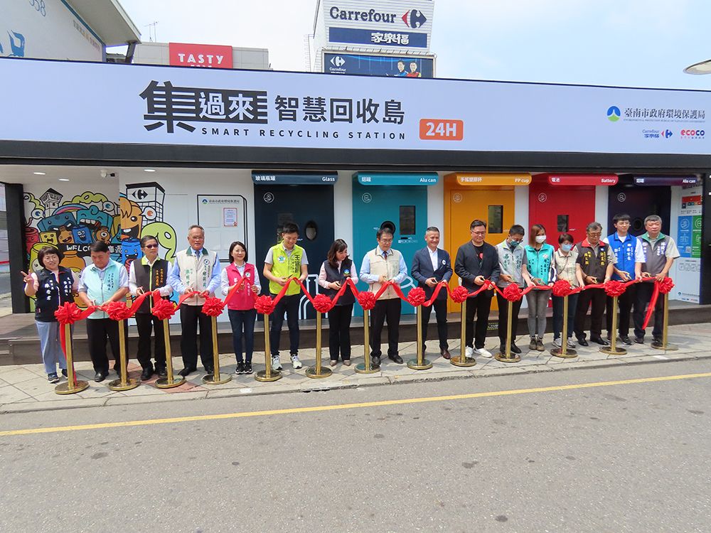 ▲台南市長黃偉哲偕同議員王宣貿、蔡筱薇、沈震東及多名市議員代表出席記者會，一起見證全新升級的「集過來智慧回收島」（圖／記者張振興攝，2023.05.19）