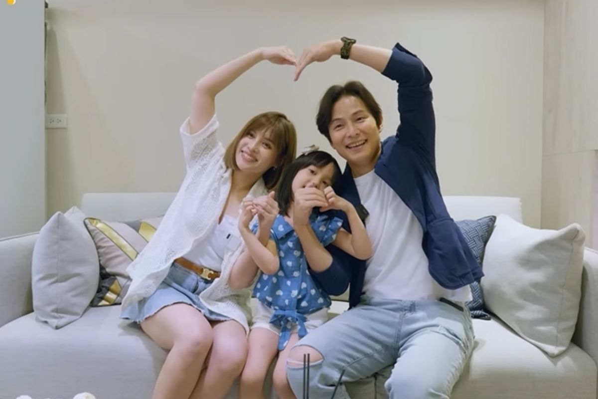 ▲夏宇童（左）、孫協志睽違一年一同拍影片，請來5歲小女孩以甯優格當他們的女兒。（圖 / 五熊國際YouTube）