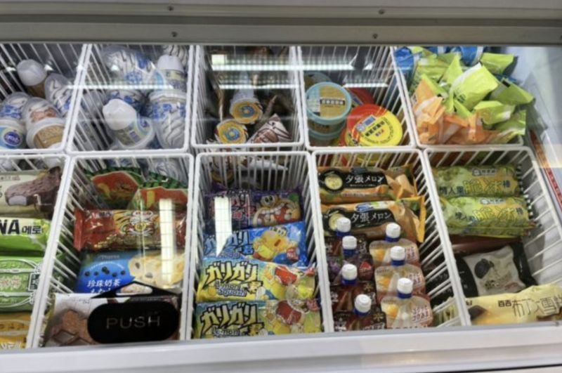 ▲7-11據點多也販售許多不同口味的冰棒，許多人夏日都會到超商買冰棒來消暑解熱。（圖/記者張嘉哲攝）