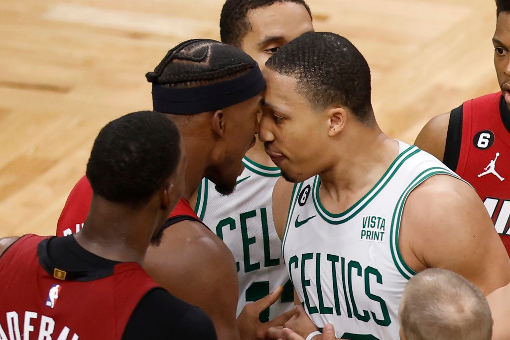 ▲Grant Williams挑釁Jimmy Butler，之後兩人在場上一個回合後頂頭發生口角，讓比賽氛圍陷入到最高潮。（圖／美聯社／達志影像）