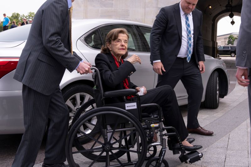 ▲89歲的美國民主黨籍聯邦參議員范士丹近期健康亮紅燈引發關注，部分同黨議員希望她辭職，不過她卻堅持做好做滿。（圖／美聯社／達志影像）