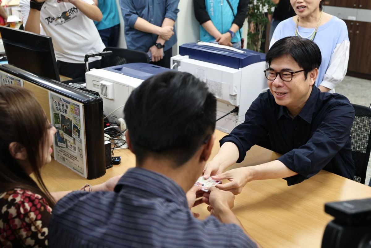 ▲高雄市長陳其邁今天扮演一日戶籍員，協助新人辦理結婚登記，親手將換發的身分證交給新人。(圖／高市府提供)