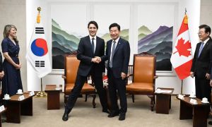同框韓國議長合照　加拿大總理杜魯道「禮儀腿」站姿掀爭議
