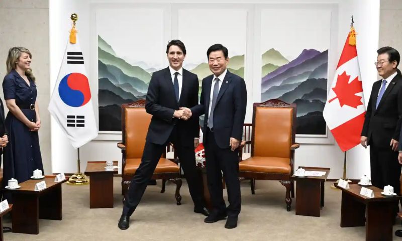 ▲加拿大總理杜魯道（Justin Trudeau）日前出訪韓國時，與韓國國會議長合照擺出「禮儀腿」，受到韓國媒體稱讚，卻被加拿大媒體批評舉止尷尬。（圖／翻攝自韓聯社）