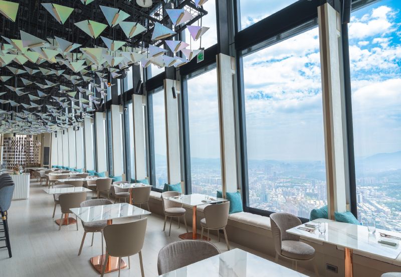 ▲在絕美高空餐廳MiraWan Eatery,窗外有片片雲朵陪用餐,室內則有幻美燈飾營造浪漫氣氛。(圖/MiraWan Eatery提供)