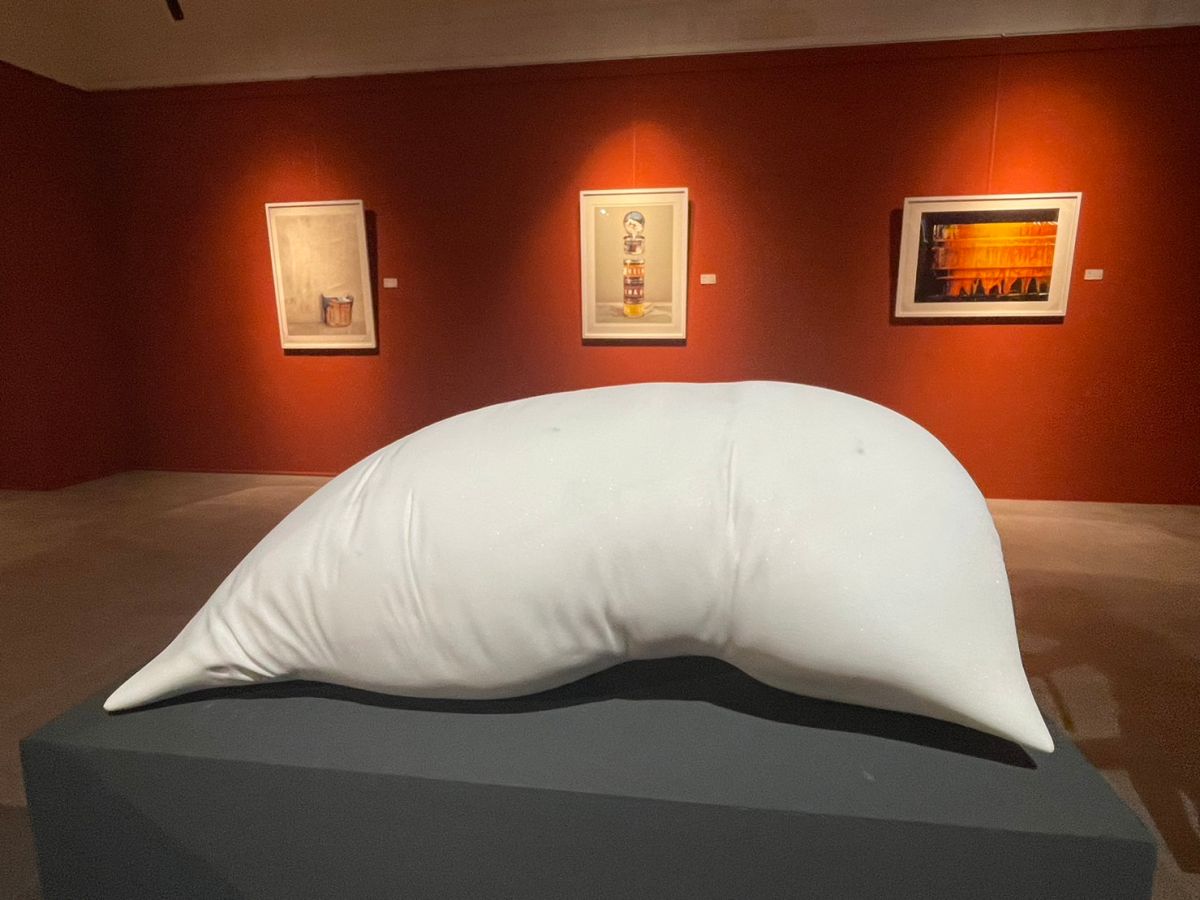 ▲雕刻家溫岳彬作品「聖殤」，看似柔軟，卻是用產自義大利卡拉拉礦區堅硬的大理石雕成（圖／記者林怡孜攝，2023,05,20）