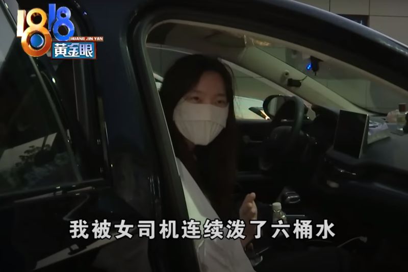 ▲上海一對父女，在杭州叫車時與司機發生糾紛，司機不願意載他們，他們也不願意下車，雙方這一僵持竟然就僵持了45小時。（圖／翻攝自1818黄金眼的YouTube影片）