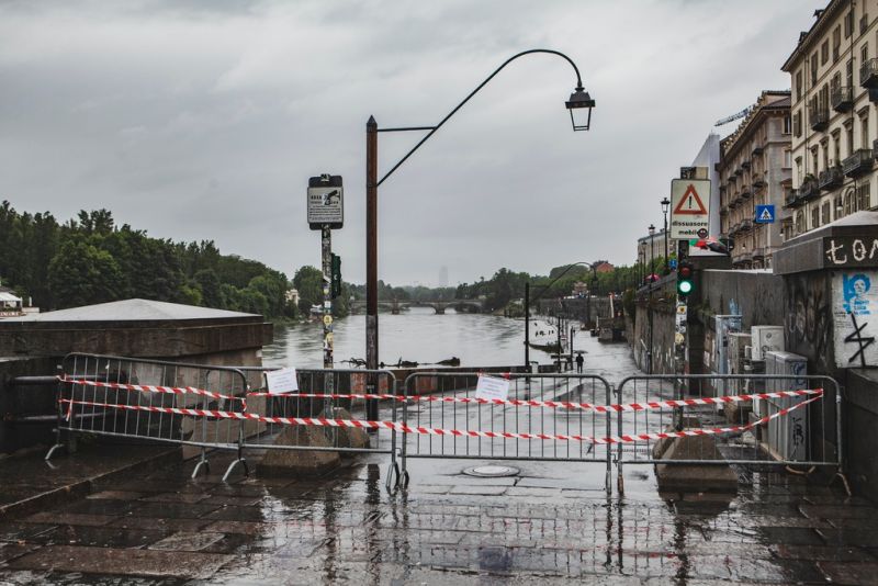 ▲義大利東北部地區的致命洪水已導致3萬6000多人被迫撤離家園。（圖／美聯社／達志影像）