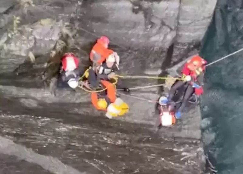 ▲屏東縣消防局分2組人馬前往救援,並申請直升機協助搜救,目前已成功吊掛1男,被緊急送往台東豐年機場(圖/翻攝畫面)
