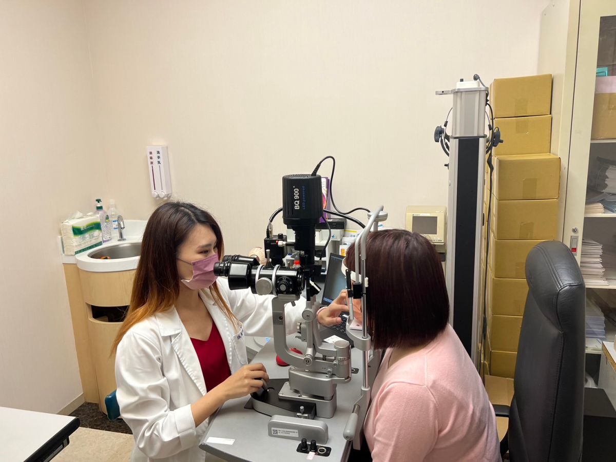 ▲乾眼症的症狀多元，先經由醫師檢查確認乾眼症發生原因，再依醫師指示使用適合的人工淚液或藥水，不建議民眾自行購買。（圖／記者張志浩攝）