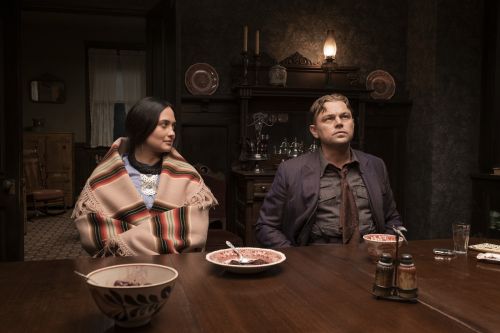 ▲莉莉葛萊史東（左）與李奧納多在《花月殺手》中一場約會戲，兩人即興演出表現精湛。（圖／Apple TV+）