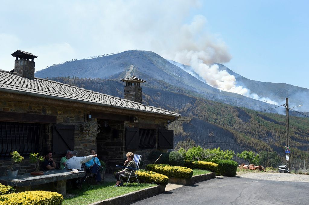 ▲西班牙西部與葡萄牙接壤的埃斯特雷馬杜拉地區，皮諾夫蘭克阿多村落附近17日爆發大火。（圖／美聯社／達志影像）