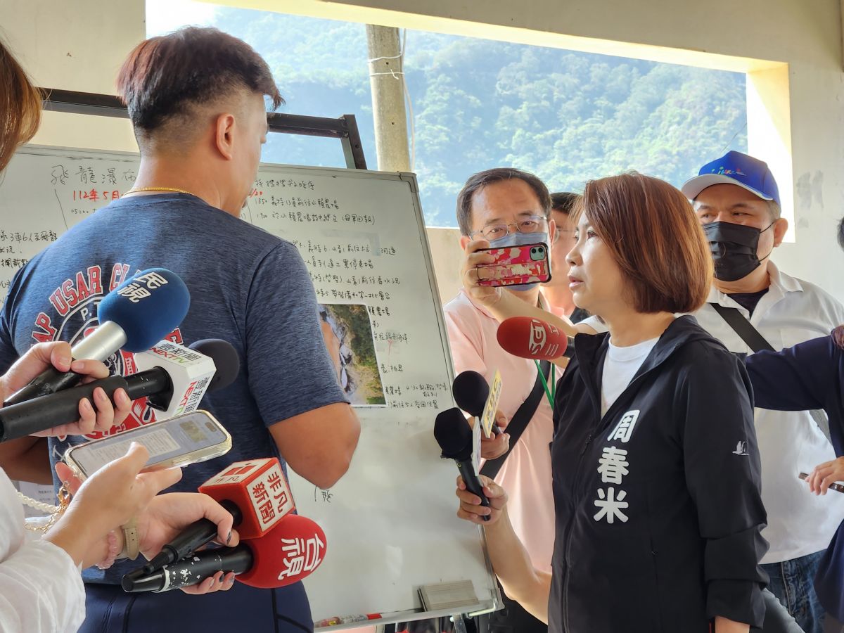 ▲飛龍瀑布傳出意外，屏東縣長周春米今（21）日一早趕到設在佳暮村前進指揮所坐鎮關心。（圖／屏東縣政府提供）