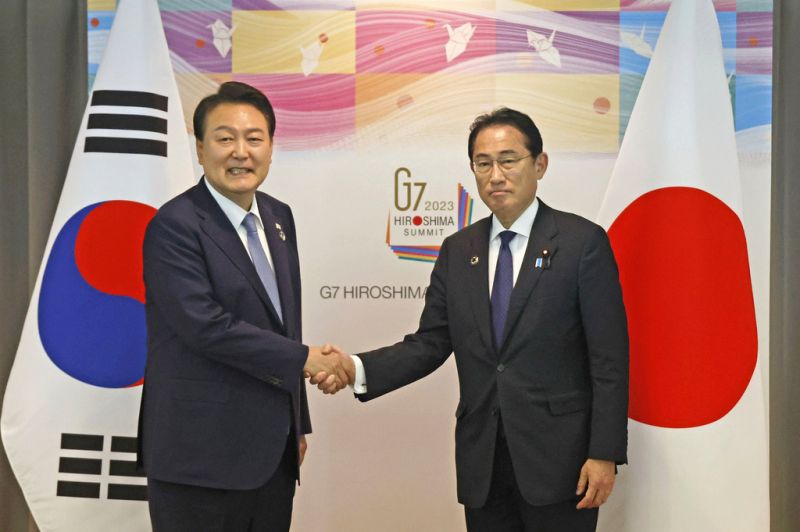 ▲日本首相岸田文雄5月21日在廣島G7峰會期間,與來訪的韓國總統尹錫悅舉行場邊會談。(圖/美聯社/達志影像)