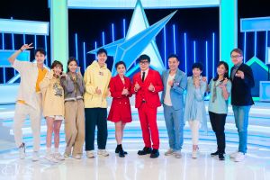 ▲《歡樂智多星》全新改版激烈登場。左起范姜彥豐、粿粿、胡祖薇、胡釋安、葉欣眉、胡瓜、岑永康、張珮珊、周守真、周守訓。(圖/衛視中文台提供) ▲《歡樂智多星》製作單位上個月才砸200多萬元改版,卻面臨電視台將關台,主持人胡瓜(右五)受訪時也表示無奈。(圖/衛視中文台提供)