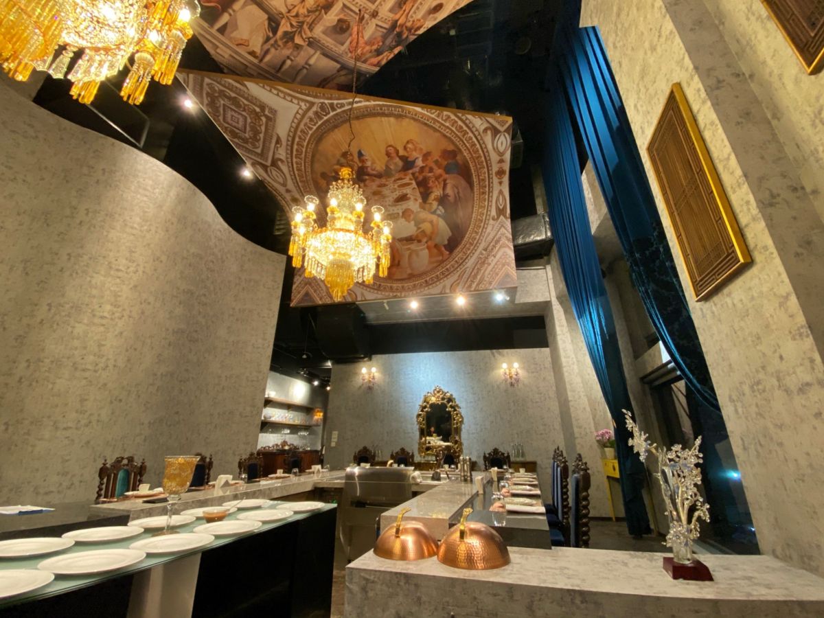 ▲「提香」被稱為像古堡的鐵板燒餐廳，店裡滿是歐式水晶吊燈等各式古董。（圖／記者葉盛耀攝）