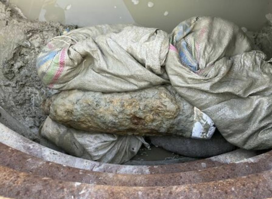 ▲日本沖繩縣那霸市古島地區的那霸市立醫院日前進行改建工程時，在腹地內發現一枚重約35公斤的美製5吋艦砲未爆彈。（圖／翻攝自沖繩時報）