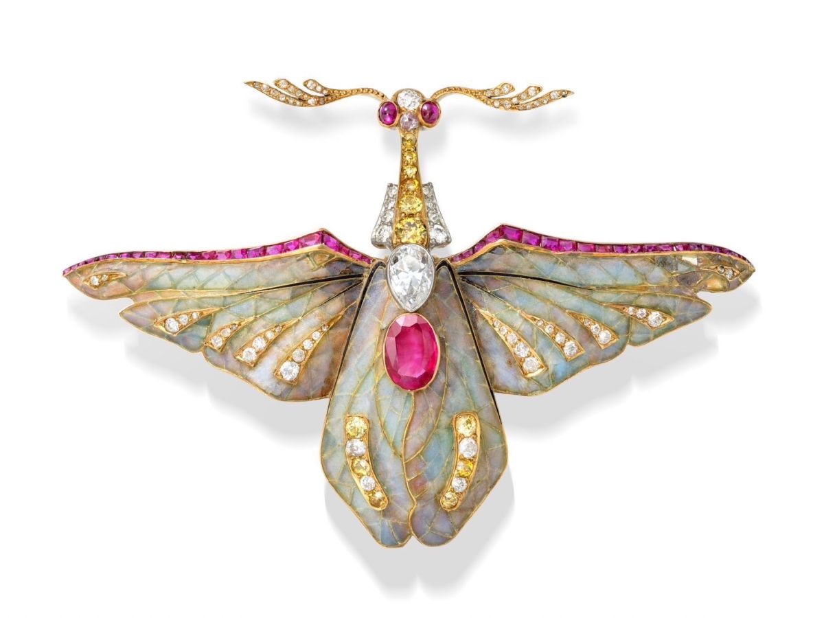 ▲《任性》ART NOUVEAU 蛾型胸針、PHILIPPE WOLFERS、空窗琺瑯(PLIQUE A JOUR)、 紅寶、 鑽石，年代約1900年。（Sandy Lin/提供）