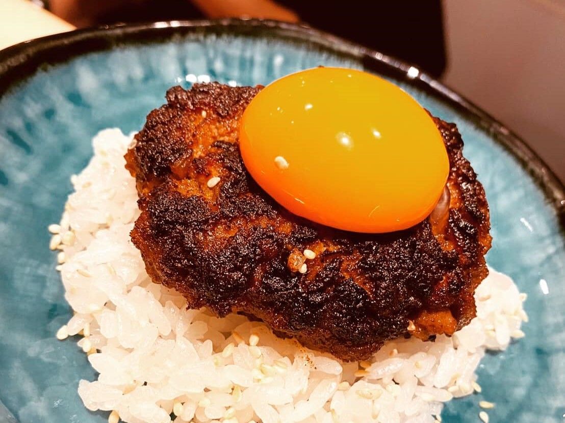 ▲高雄名店「酒灑職人串燒」將結束營業。圖為預約制餐點澳洲小牛胸線漢堡排。（圖／取自「酒灑職人串燒」臉書）