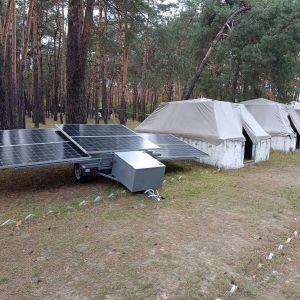 ▲「烏克蘭能源法案基金會」在烏克蘭架設的臨時太陽能小型供電站。（圖／翻攝自Energy Act for Ukraine Foundation臉書）