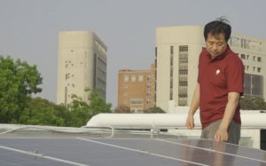 ▲成功大學光電科學與工程學系的陳昭宇教授,帶採訪團隊參觀架設於教學大樓樓頂的實驗型太陽能電板。(圖/朱永強攝) ▲成功大學光電科學與工程學系的陳昭宇教授,帶採訪團隊參觀架設於教學大樓樓頂的實驗型太陽能電板。(圖/朱永強攝)