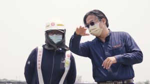 ▲吳耀正經理與員工討論光電廠維護事宜。(圖/朱永強攝) ▲吳耀正經理與員工討論光電廠維護事宜。(圖/朱永強攝)