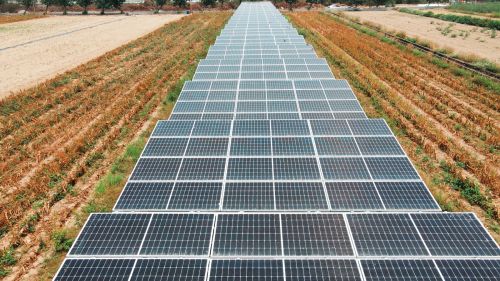 ▲南台灣日照充足，加上沿海地區有不少廢棄農田、鹽田、魚塭，便拿來架設太陽能。（圖／朱永強攝）