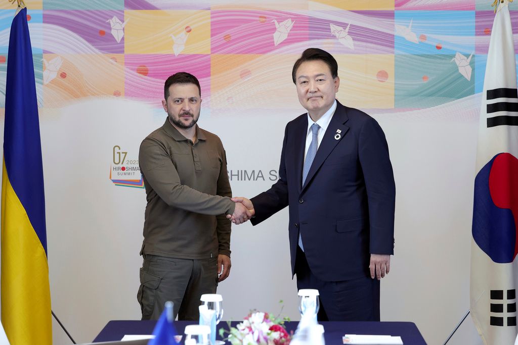 ▲韓國總統尹錫悅今天在日本廣島與烏克蘭總統澤倫斯基（Volodymyr Zelenskyy）會面，表示將提供掃雷設備等，從外交、經濟、人道面上支援烏克蘭。（圖／美聯社／達志影像）