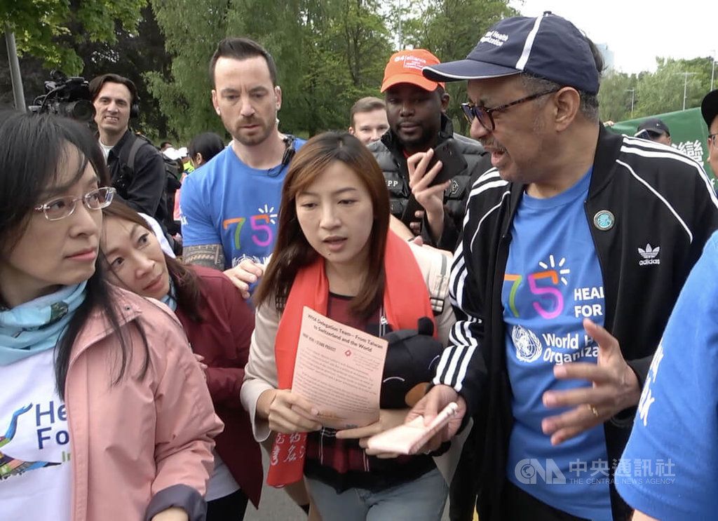 ▲新北市議員陳乃瑜（右2）手拿傳單，走在譚德塞（右1）身邊對話提問台灣應加入WHO。譚德塞表示，WHO有194個會員國，決定權在他們。立委陳瑩（左1）在一旁聆聽。中央社記者曾婷瑄日內瓦攝 112年5月21日