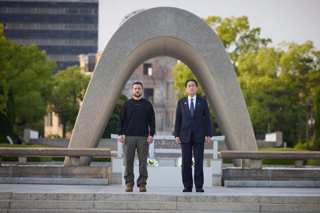 ▲為參加G7峰會來到日本廣島市的烏克蘭總統澤倫斯基（Volodymyr Zelenskyy），今天晚間跟日本首相岸田文雄一同赴原爆慰靈碑獻花，並繼今年3月後再度舉行領袖會談。（圖／美聯社／達志影像）