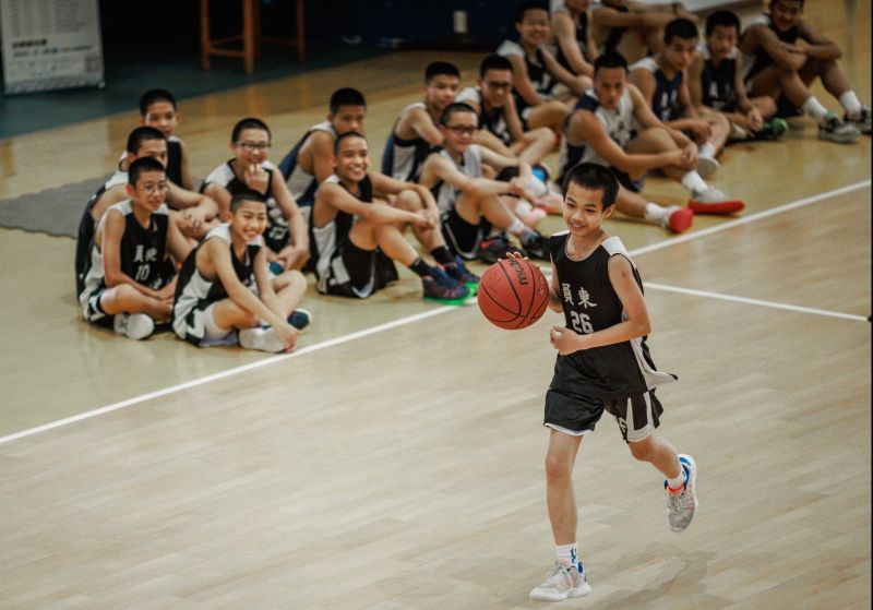 ▲教練帶領員東國中孩子進行籃球趣味競賽。圖／司格特運動行銷