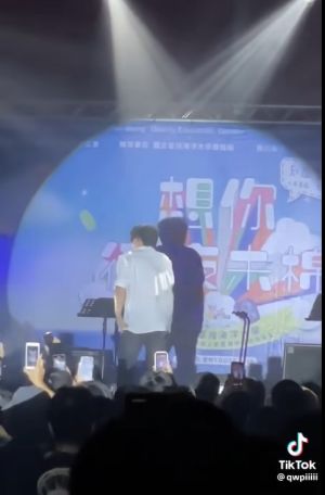 ▲蕭煌奇在校園演出時背對觀眾表演。(圖 / 殞星詐欺師臉書) ▲蕭煌奇在校園演出時背對觀眾表演。(圖 / 殞星詐欺師臉書)