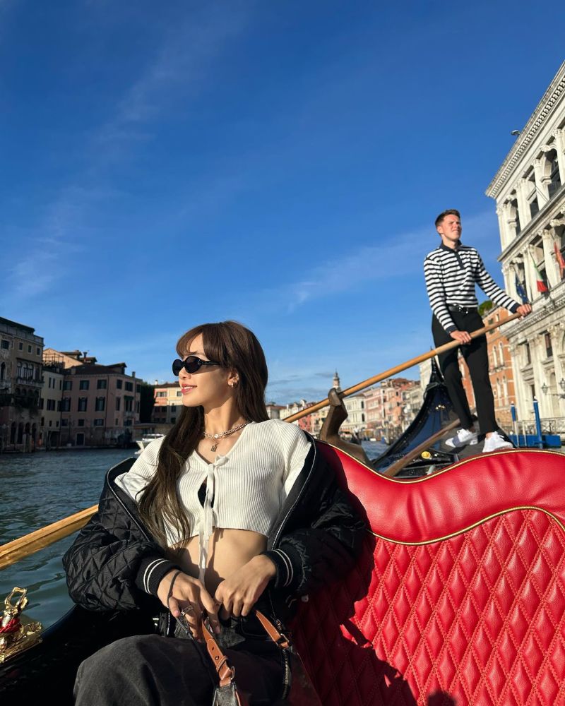 ▲▼Lisa開啟觀光客模式，暢遊水都威尼斯。（圖／翻攝自LISA IG）