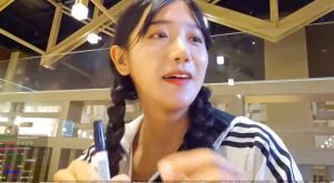 企鵝妹遇台灣YouTuber！他要求簽名在臉上　直播全程錄到：欠檢舉
