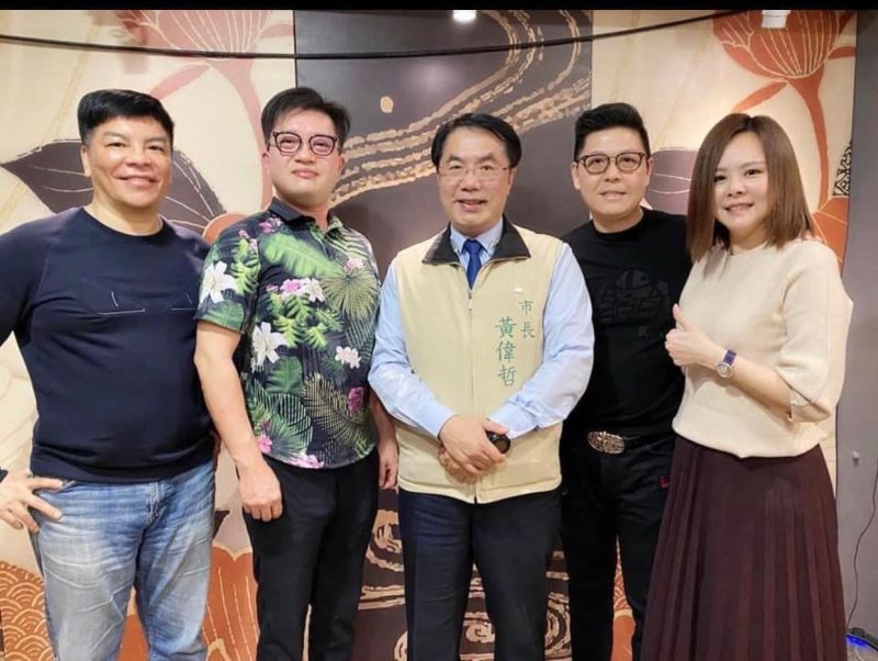 ▲台南市長黃偉哲和im.B主嫌曾耀鋒(右2)等人合照(圖/翻攝徐巧芯臉書)
