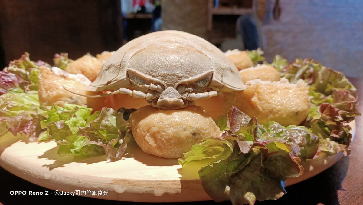 ▲台南廚師高煒智把動畫《風之谷》中「王蟲」原型的「大王具足蟲」當食材，其取肉拿來包豆皮壽司。（圖／Jacky Bistro預約制餐酒館授權）