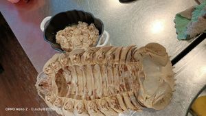 ▲那麼大隻的「大王具足蟲」取出的肉不到一小碗。(圖/Jacky Bistro預約制餐酒館授權) ▲那麼大隻的「大王具足蟲」取出的肉不到一小碗。(圖/Jacky Bistro預約制餐酒館授權)