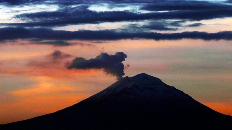 ▲墨西哥煙峰火山（Popocatepetl）的濃煙、火山灰和熔岩噴向天際，對飛航和山腳下偏遠社區構成威脅 。（圖／翻攝自abc news）