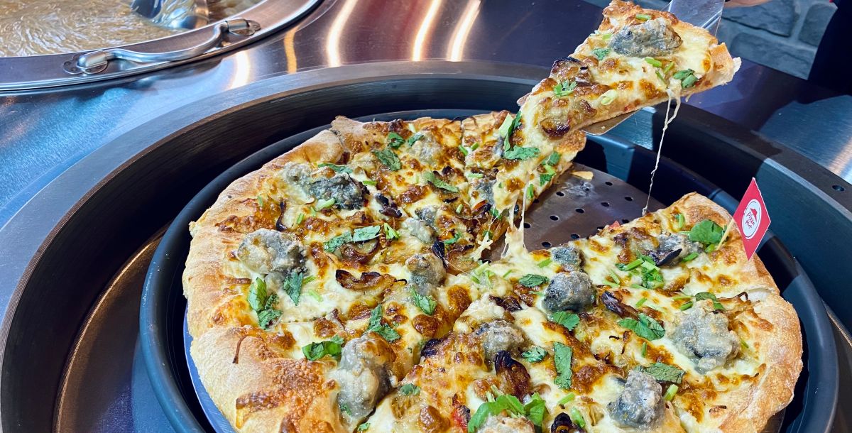 ▲開箱必勝客「香菜大腸蚵仔麵線」比薩，神還原台味小吃經典，竟然又有香菜。（圖／記者蕭涵云攝）