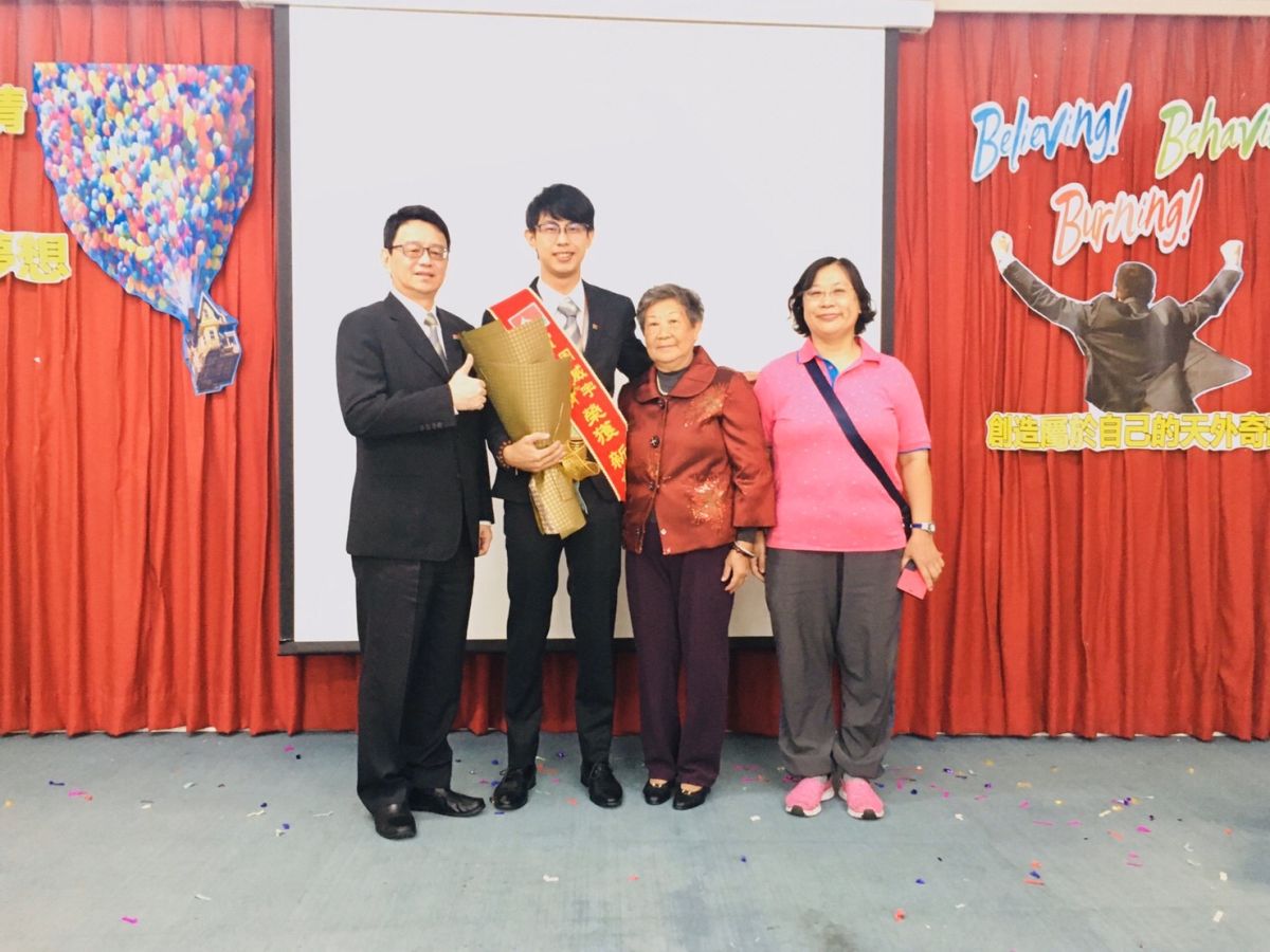 ▲信義房屋新市店店長周威宇（左二）入行將滿4年，他曾拿過信義房屋新人最高榮譽「新秀獎」。（圖／資料照片）