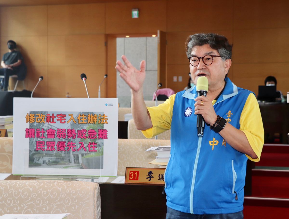 ▲議員李中指出，住社宅居民向他反應，社宅地下停車場，停了多部價值百萬名車，這讓他們覺得很奇怪(圖／柳榮俊攝2023.5.22)