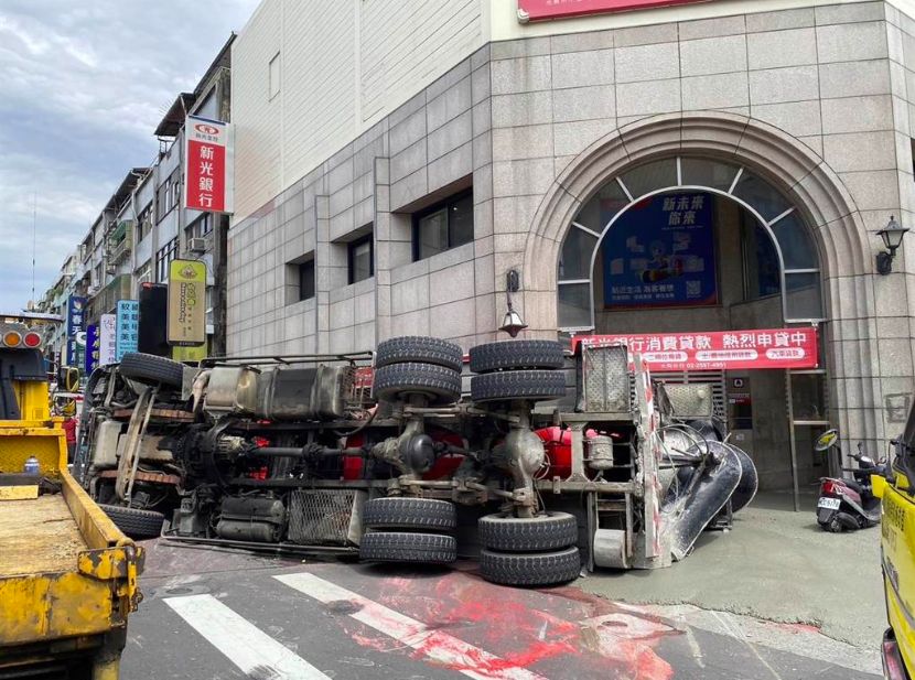 ▲水泥攪拌車向右翻覆倒地，水泥桶破裂灑滿一地。（圖／翻攝畫面）